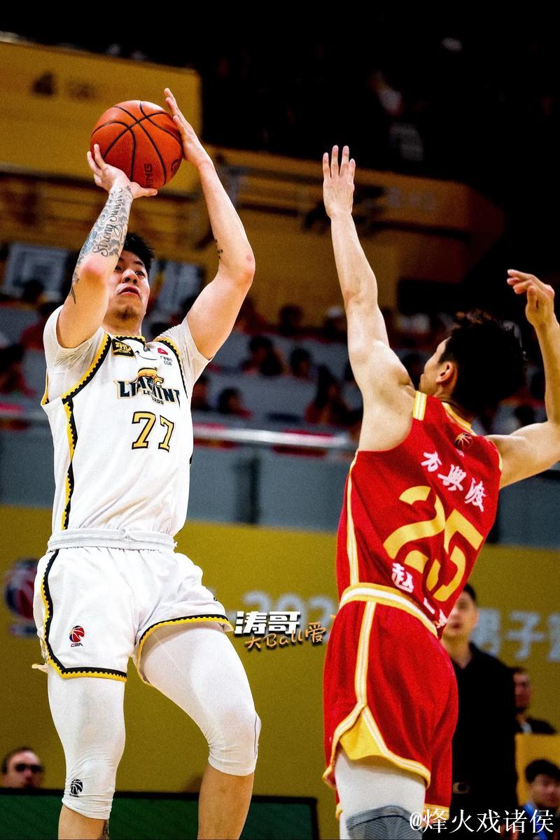 辽宁男篮新赛季首战火力全开,主场呐喊声势如雷 辽宁男篮新赛季首战火力全开,主场呐喊声势如雷