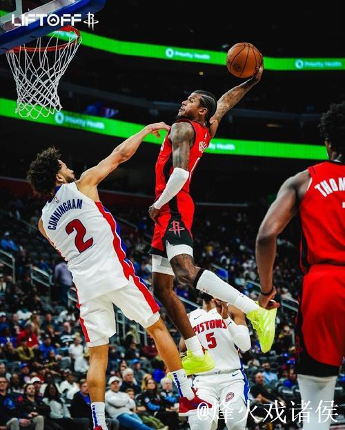 贾文特-格林抢断普里查德后,隔着怀特完成震撼单手扣篮 贾文特-格林抢断普里查德后,隔着怀特完成震撼单手扣篮